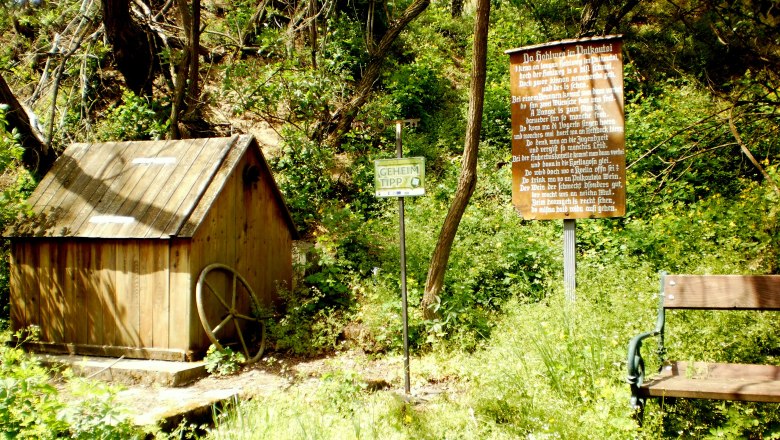 Romantischer Hohlweg Hasenecken, © Marktgemeinde Haugsdorf Holzhütte und Bank im Grünen mit Infotafel.