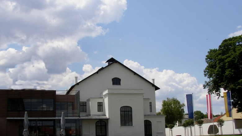Konzerthaus Ziersdorf, © Gemeinde Ziersdorf Konzerthaus Ziersdorf mit modernem Anbau und Flaggen im Vordergrund.