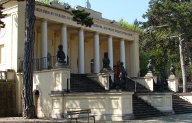 Radetzky Gedenkstätte, © Josef Stefan Radetzky Gedenkstätte mit Büsten und Säulen in einem Park.