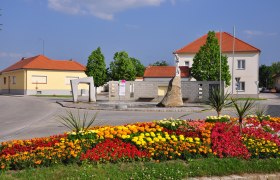 Hauptplatz Mailberg, © Marktgemeinde Mailberg Blumenbeet und Skulptur auf dem Hauptplatz von Mailberg.