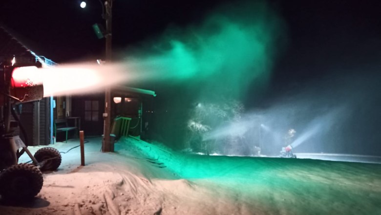 Nachts arbeiten die Schneekanonen auf Hochtouren, © Fritz Weiss Schneekanone bei Nacht mit grünem Licht beleuchtet.