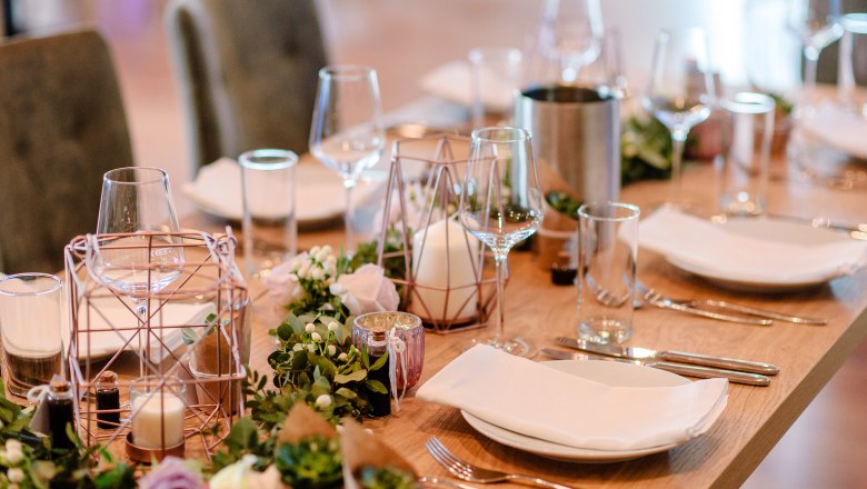 Hochzeiten feiern, © Weinterrasse Pulkau Elegante Hochzeitstafel mit Blumen und Kerzen.