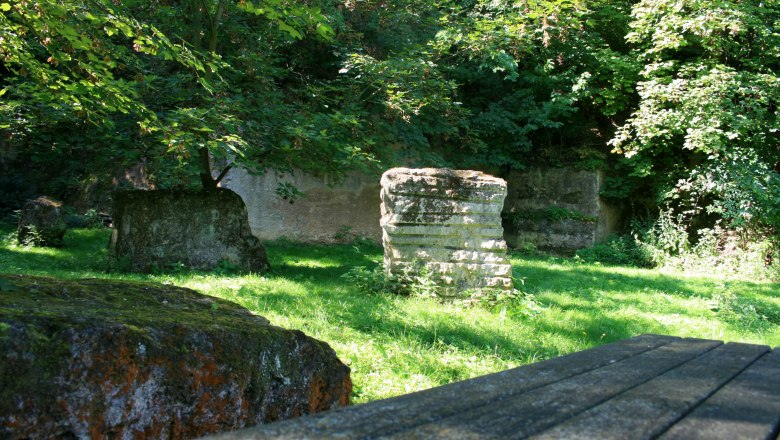 Prachtsteinbruch Großreipersdorf, © Fotoclub Pulkau Ein alter Steinbruch mit moosbewachsenen Steinen und Bäumen im Hintergrund.