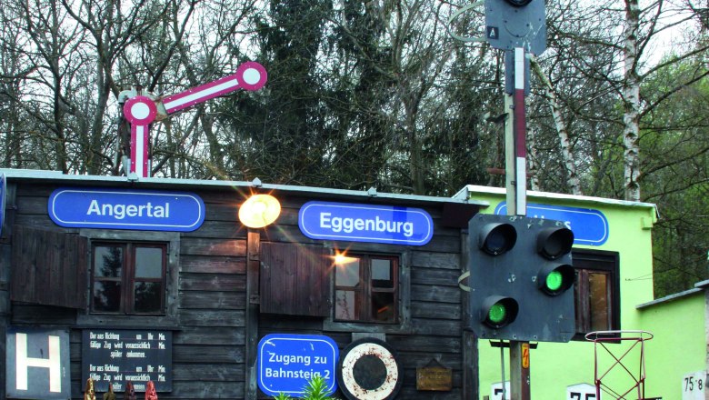 Eisenbahnermuseum, © Archiv Grafenberg Modelleisenbahn mit Zügen vor einem kleinen Gebäude mit Schildern 'Angertal' und 'Eggenburg'.