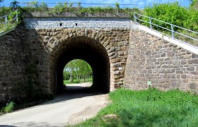 Bahnviadukt Gaindorf, © Marktgemeinde Ravelsbach Steinviadukt mit Durchgang und grünem Umfeld.
