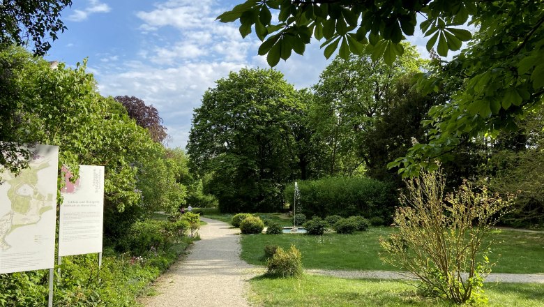 Eingang Schlosspark in Mühlbach, Dirndlweg, © Weinstraße Weinviertel Eingang zum Schlosspark in Mühlbach mit Weg und Schildern.