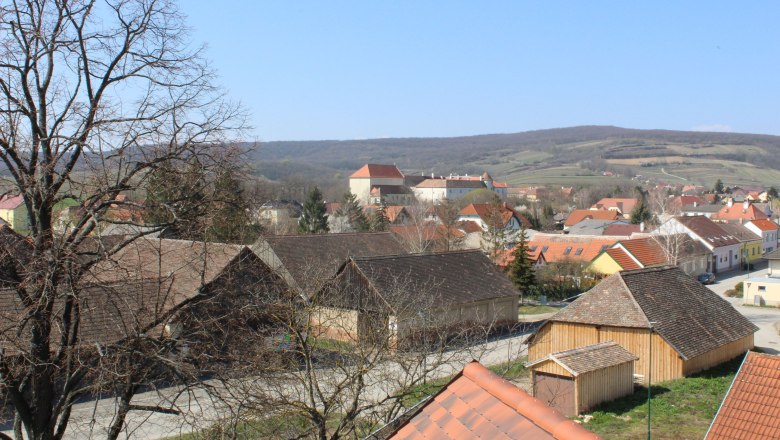 Mailberg Sicht auf Schloss, © Souveräner Malteser-Ritter-Orden / Udo Schwamberger Blick auf das Schloss Mailberg und die umliegende Landschaft.