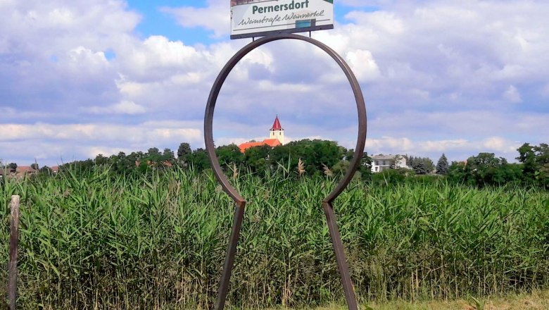 Schlüsselerlebnis Kirchenblick, © Marktgemeinde Pernersdorf Blick durch eine Schlüsselform auf eine Kirche in Pernersdorf.