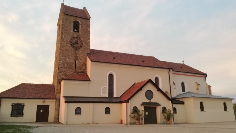 Ehemalige Wehrkirche in Hohenwarth, © Marktgemeinde Hohenwarth-Mühlbach Ehemalige Wehrkirche in Hohenwarth bei Sonnenuntergang.