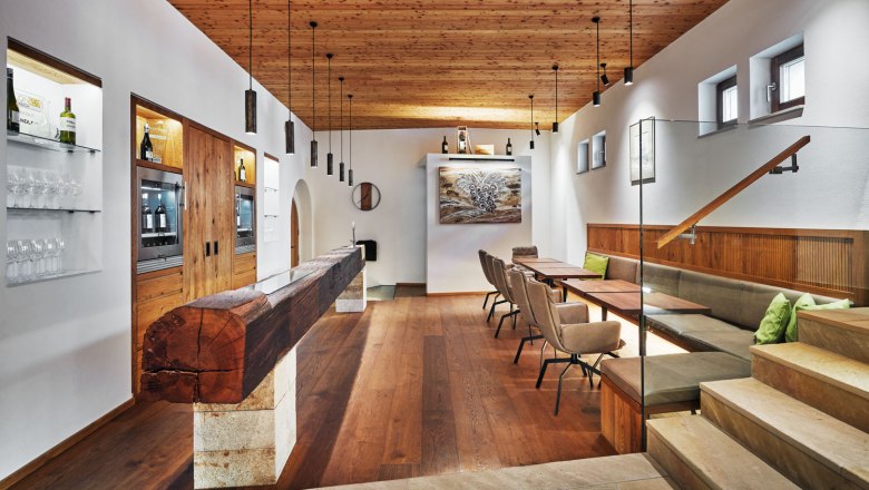 Weinlounge, © Andreas Hofer Moderne Weinlounge mit Holzelementen und Sitzbereich.