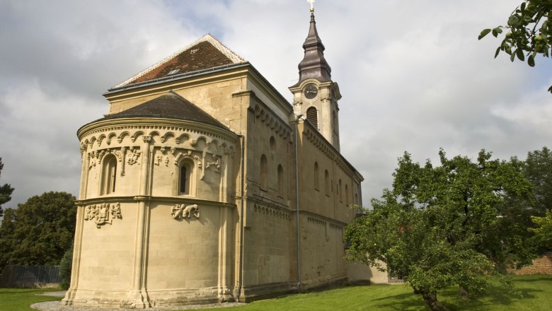 Grabern, © Gemeinde Grabern Romanische Kirche in Grabern mit Turm und grüner Wiese.