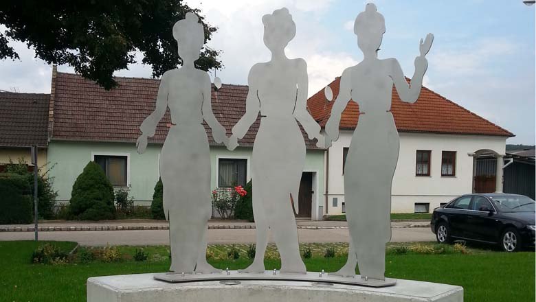 „Drei Frauen“ in Frauendorf an der Schmida, © Gemeinde Sitzendorf/ Schmida „Drei Frauen“ in Frauendorf an der Schmida, © Gemeinde Sitzendorf/ Schmida