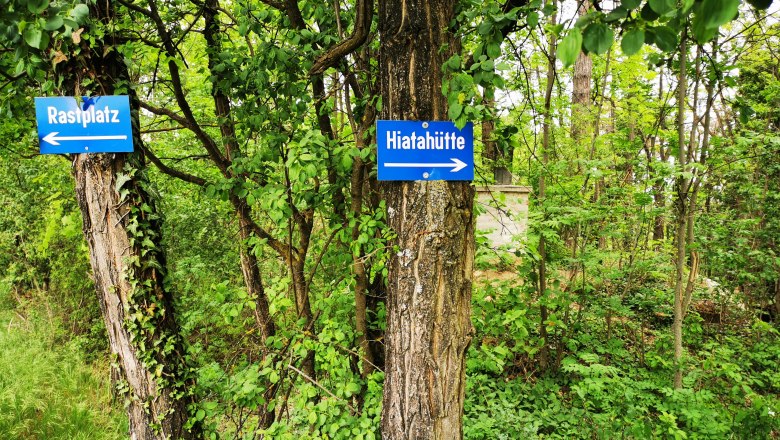 Hiatahütte Patergraben, © Weinstraße Weinviertel Wegweiser im Wald zu Rastplatz und Hiatahütte.