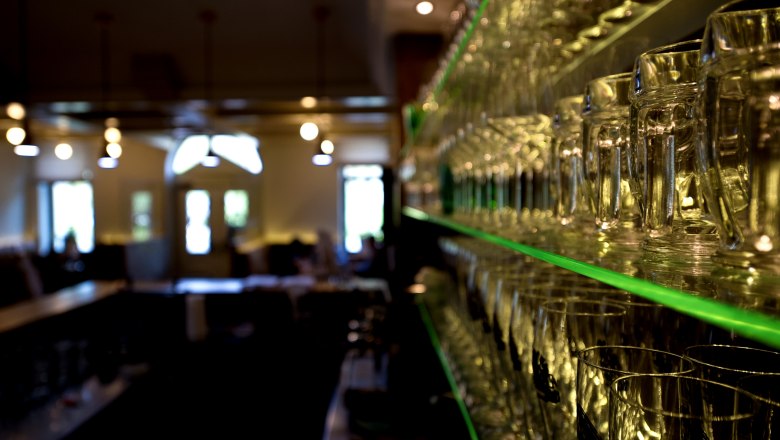 Mährische Botschaft, © tonality Regal mit Gläsern in einem Restaurant, unscharfer Hintergrund.