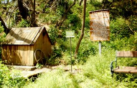 Romantischer Hohlweg Hasenecken, © Marktgemeinde Haugsdorf Holzhütte und Bank im Grünen mit Infotafel.