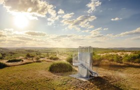 Weinviertelwarte, © Martin Sommer Aussichtsturm in einer ländlichen Landschaft bei Sonnenuntergang.