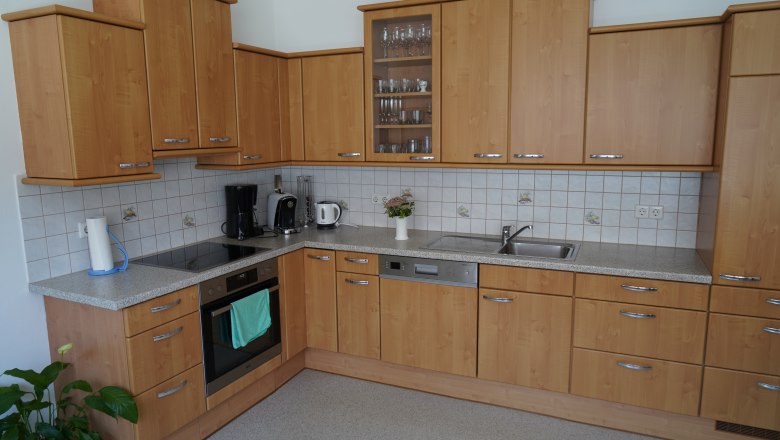 Landhaus Krell, © Weingut Krell Moderne Küche mit Holzschränken, Elektrogeräten und Spüle.