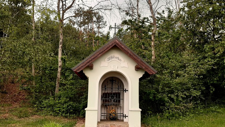 Hubertuskapelle in Waitzendorf, © Stadtgemeinde Schrattenthal Kleine Kapelle im Wald mit der Aufschrift 'St. Hubertus'.