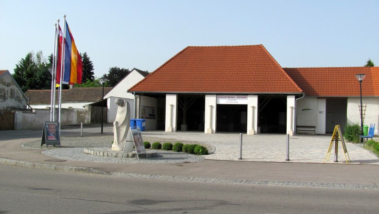 Ziegelmuseum in Ziersdorf, © F. Damköhler Außenansicht des Ziegelmuseums in Ziersdorf mit roten Dachziegeln und Flaggen.