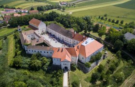Schloss Mailberg, © Schlosshotel Mailberg / Malteser Ritterorden Luftaufnahme von Schloss Mailberg mit umliegender Landschaft.