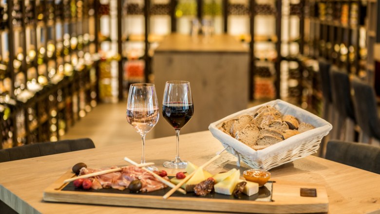 Genießen Sie unsere Weine und dazu köstliche Häppchen, © Peter Hruska Genießen Sie unsere Weine und dazu köstliche Häppchen, © Peter Hruska