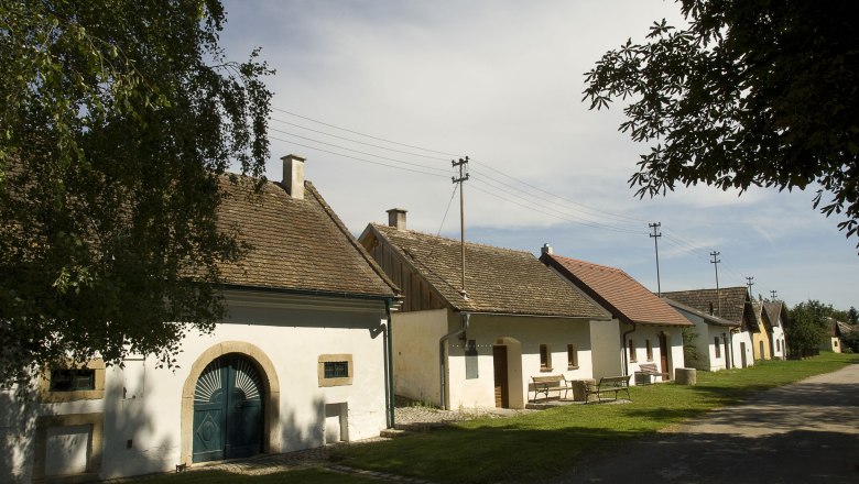 Grabern, © Gemeinde Grabern Reihe traditioneller Weinkeller in Grabern, Österreich, bei sonnigem Wetter.
