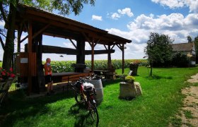 Unterwegs finden Sie Radlerrasten, wo Sie ihren Durst löschen können., © Weinstraße Weinviertel West