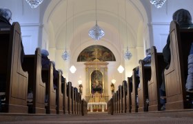 Innenansicht der Pfarrkirche Kammersdorf mit Blick auf den Altar.