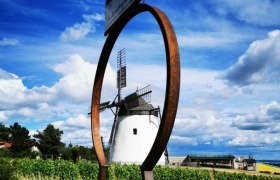 Schlüsselerlebnis mit Blick zur Windmühle, © Weinstraße Weinviertel
