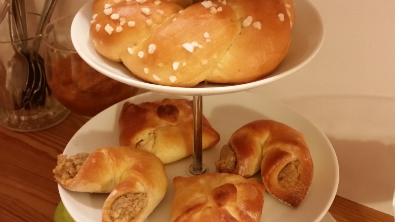 Ein dreistöckiger Servierständer mit Gebäck und Obst.