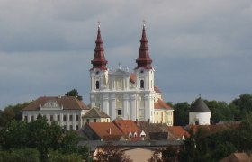 Barockkirche mit zwei T&uuml;rmen und umliegenden Geb&auml;uden.