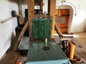 Sehenswerte Keller in der D&uuml;rnleiser Kellergasse - eine F&uuml;hrung lohnt sich!, &copy; Weinstra&szlig;e Weinviertel West