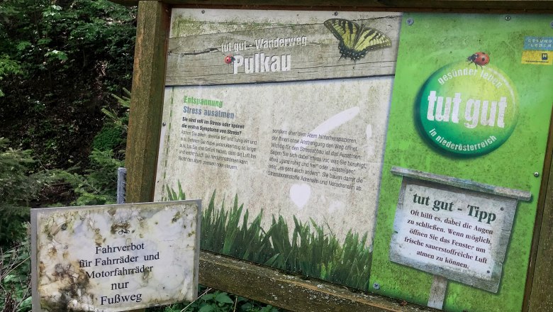 Informationstafel am Quellenweg Pulkau mit Hinweisen zur Entspannung und einem Fahrverbotsschild f&uuml;r Fahrr&auml;der.
