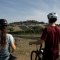 Die sanften H&uuml;gel des Weinviertels laden zu einer erfrischenden Radtour ein. Umgeben von &uuml;ppigen Weinreben und malerischen Ausblicken, genie&szlig;en die Radfahrer die friedliche Atmosph&auml;re und die Sch&ouml;nheit der Natur. Ein perfekter Ort, um die Seele baumeln zu lassen und die frische Luft zu atmen.