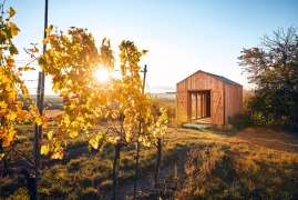 Rosis Hiata H&uuml;tte bei Sonnenuntergang - Weingut Hindler, &copy; N&Ouml; Werbung - Andreas Hofer