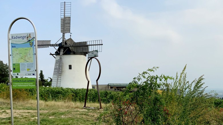 Windmühle in Retz mit Radweg-Schild im Vordergrund.