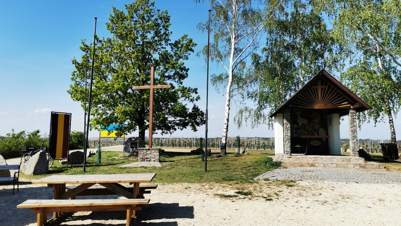 Gemütliches Platzerl zum Verweilen - Hubertuskapelle Hadres, © Weinstraße Weinviertel