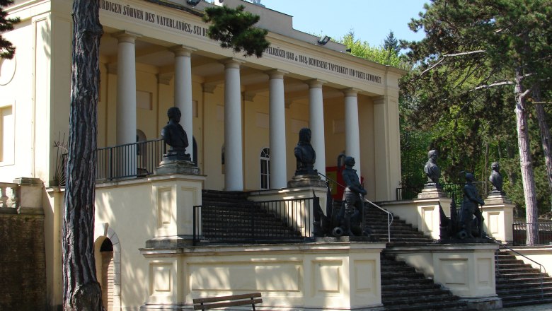 Radetzky Gedenkstätte mit Büsten und Säulen in einem Park.