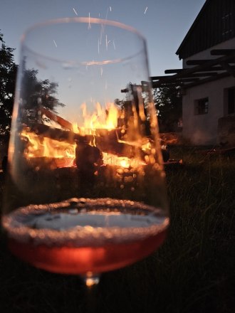 W&auml;rmendes Feuer und k&uuml;hle Weine inmitten der Weing&auml;rten genie&szlig;en, &copy; Norbert Bauer