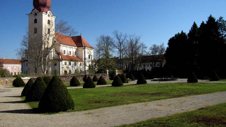 Barockgarten in Ravelsbach mit Kirche im Hintergrund.