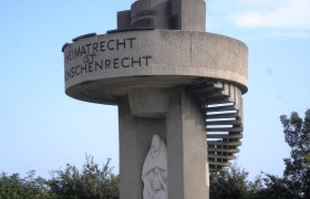 Südmährerdenkmal in Unterretzbach mit Inschrift 'Heimatrecht ist Menschenrecht'.