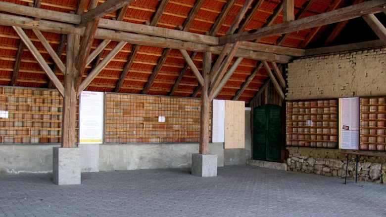 Innenansicht des Ziegelmuseums in Ziersdorf mit Holzbalken und Ziegelwänden.