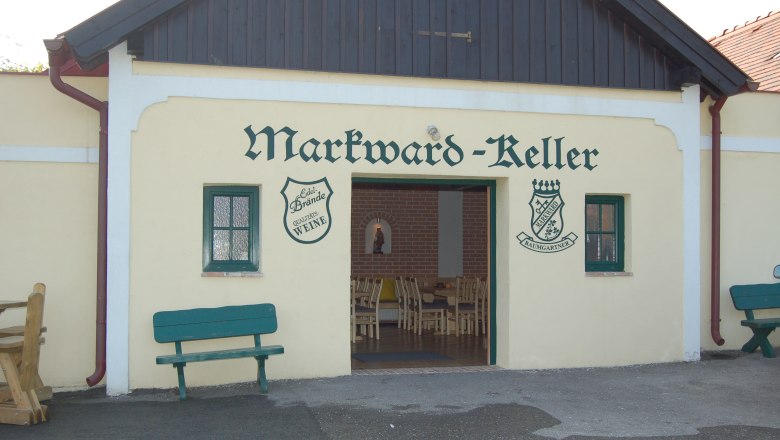 Eingang zum Markward-Keller mit Sitzbänken und geöffnetem Tor.