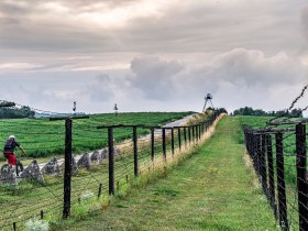 Vorbei an einem verbliebenden Rest des Eisernen Vorhangs, &copy; Weinviertel Tourismus / POV Robert Herbst