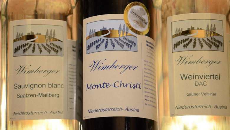 Drei Flaschen Wimberger Wein mit Etiketten Sauvignon blanc, Monte-Christi und Weinviertel DAC.