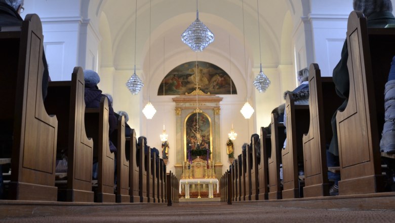Innenansicht der Pfarrkirche Kammersdorf mit Blick auf den Altar.