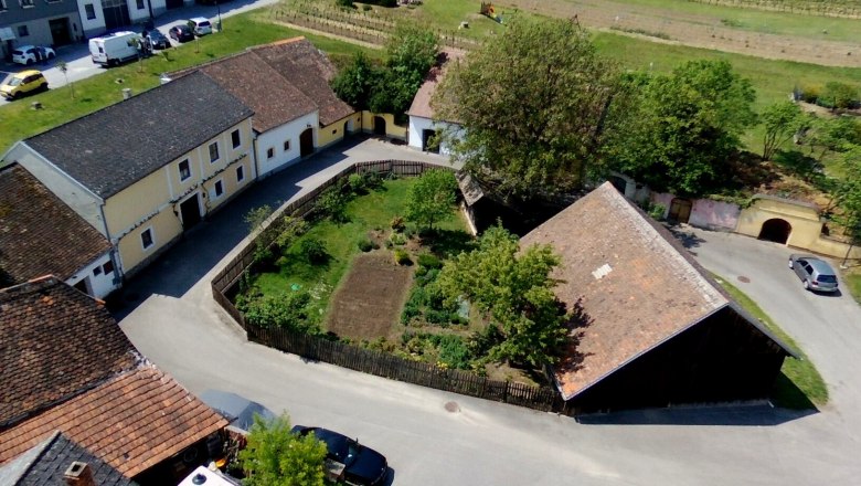 Luftaufnahme eines Bauernhofs mit Garten und umliegenden Geb&auml;uden in Deinzendorf.