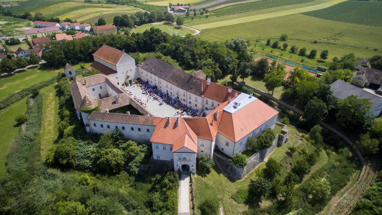 Schloss Mailberg, © Schlosshotel Mailberg / Malteser Ritterorden Luftaufnahme von Schloss Mailberg mit umliegender Landschaft.