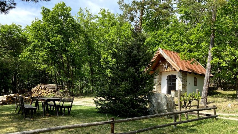 Gemütlicher Platz bei der Hubertuskapelle, © Weinstraße Weinviertel