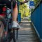 Die Br&uuml;cke &uuml;ber die March verbindet malerische Landschaften und l&auml;dt zu unvergesslichen Erlebnissen ein. Radfahrer genie&szlig;en die frische Luft und die Sch&ouml;nheit der Natur, w&auml;hrend sie entlang des Flusses gleiten. Hier wird der Sommer in seiner sch&ouml;nsten Form lebendig.